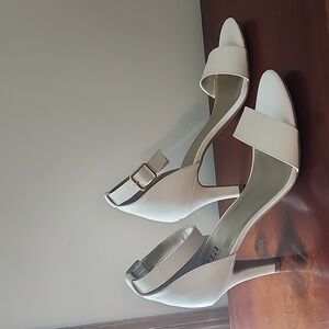 Womens A.N.A. White size 8M heel.